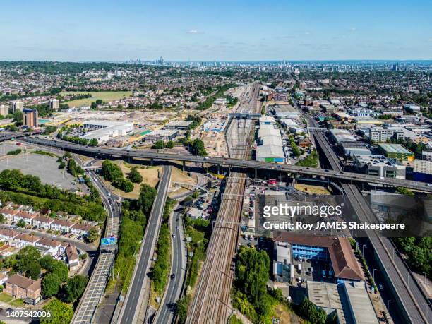 london from drone perspective,  looking south at the very start of the m1 - roy james shakespeare stock pictures, royalty-free photos & images