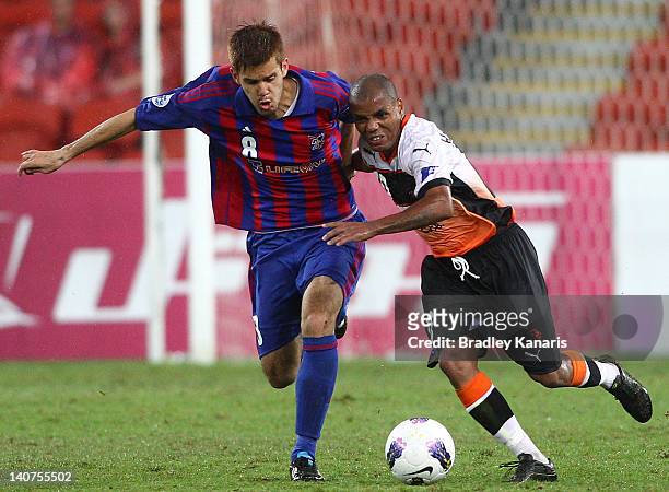 Henrique of the Roar and Hasegawa Ariajasuru of Tokyo challenge for the ball during the AFC Asian Champions League match between Brisbane Roar and FC...