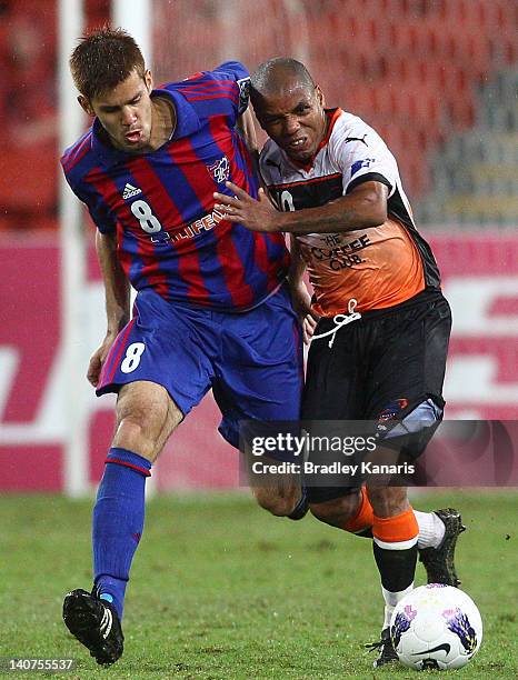 Henrique of the Roar and Hasegawa Ariajasuru of Tokyo challenge for the ball during the AFC Asian Champions League match between Brisbane Roar and FC...