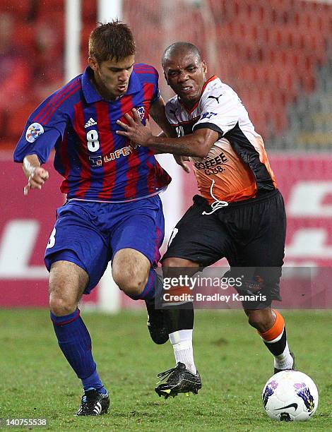 Henrique of the Roar and Hasegawa Ariajasuru of Tokyo challenge for the ball during the AFC Asian Champions League match between Brisbane Roar and FC...