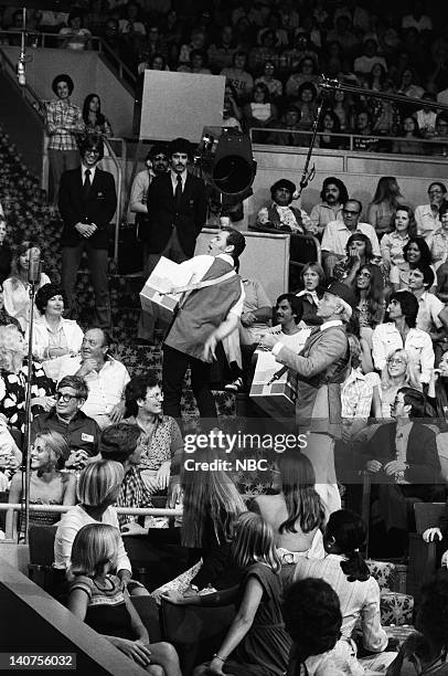 Pictured: LA Dodgers Peanut Man Roger Owens, host Johnny Carson on September 7, 1976 -- Photo by: Frank Carroll/NBC/NBCU Photo Bank