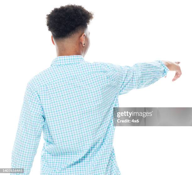 etnia afroamericana hombre de pie frente al fondo blanco usando camisa - male bum fotografías e imágenes de stock