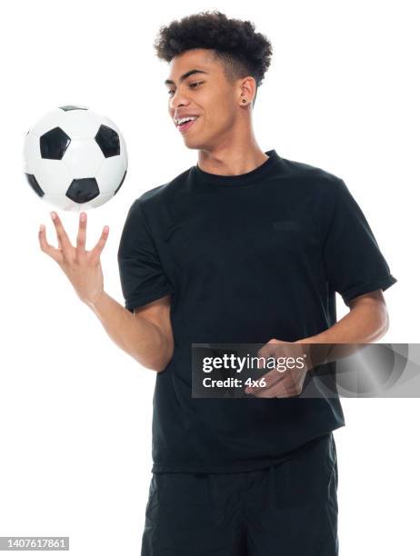 atletas adolescentes afro-americanos girando em frente ao fundo branco usando sapato esportivo e segurando bola de futebol e jogando futebol - esporte e usando bola esportiva - torcido - fotografias e filmes do acervo