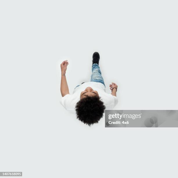 afrikanische ethnische teenager-jungen, die vor weißem hintergrund in jeans gehen - people walking from above stock-fotos und bilder