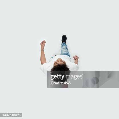 ジーンズを着て白い背景の前を歩くアフリカの民族10代の少年たち ジーンズを着て白い背景の前を歩くアフリカの民族10代の少年たち