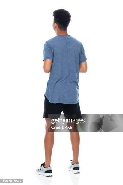 des adolescents de la génération z debout devant un fond blanc portant un t-shirt et tenant une caméra - short photos et images de collection