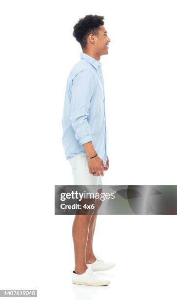 hombre joven de etnia afroamericana de pie frente al fondo blanco con un zapato de lona - handsome black boy fotografías e imágenes de stock