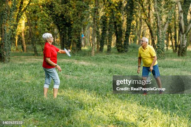 gemeinsam aktiv zu bleiben ist das geheimnis eines glücklichen lebens - playing badminton stock-fotos und bilder