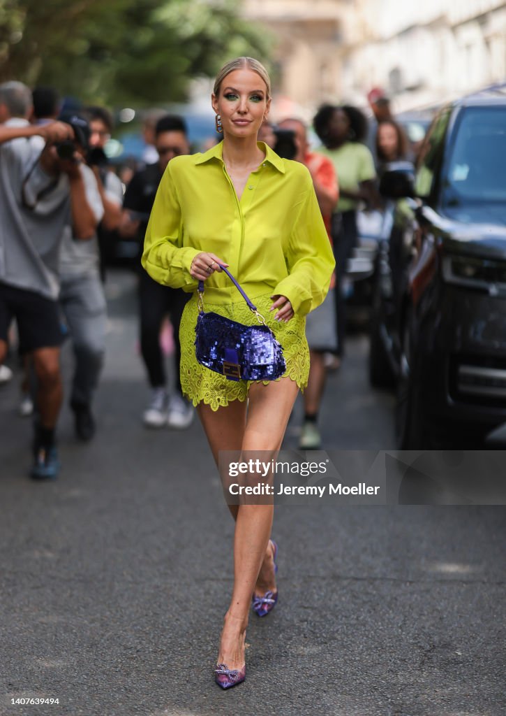 Street Style - Paris Fashion Week - Haute Couture Fall Winter 2022 2023 : Day Three