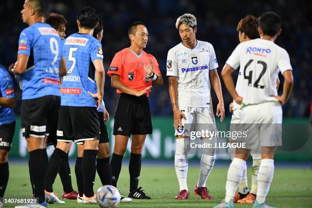 The referee Jumpei IIDA reviews the play in the VAR during the J.LEAGUE Meiji Yasuda J1 21st Sec. Match between Kawasaki Frontale and Gamba Osaka at...