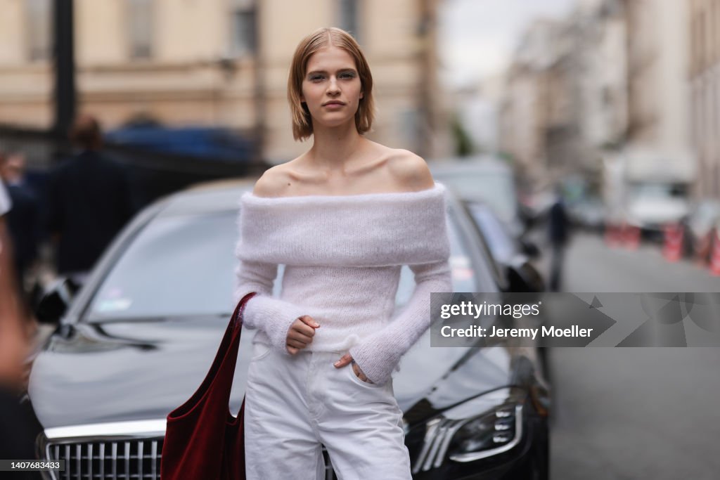 Street Style - Paris Fashion Week - Haute Couture Fall Winter 2022 2023 : Day Four