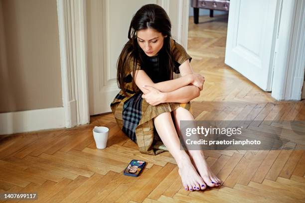 depressed young woman with relationship difficulties - couple breakup stock pictures, royalty-free photos & images