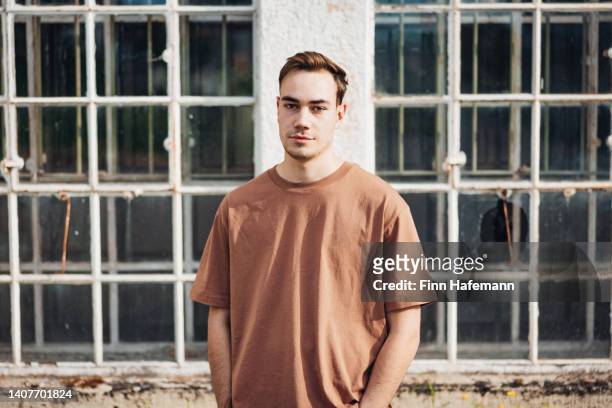 クールに見える若者アーバンサマーデザイナーtシャツファッションポートレート - model tshirt ストックフォトと画像