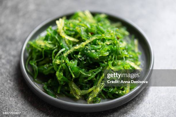 seaweed salad in black plate - nori photos et images de collection