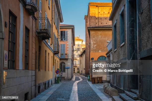narrow alley in traditional brera district. milan, italy. - milan italy stockfoto's en -beelden