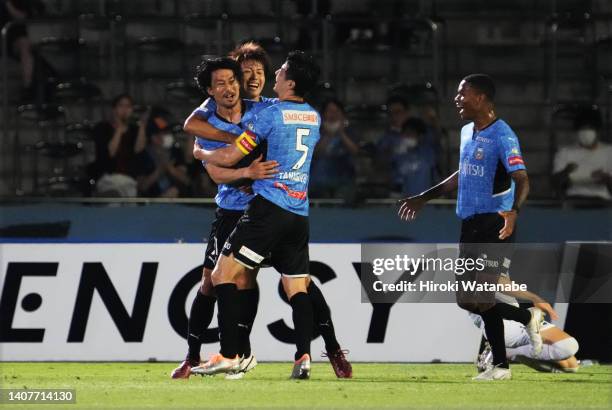 Akihiro Ienaga of Kawasaki Frontale celebrates scoring his team's fourth goal during the J.LEAGUE Meiji Yasuda J1 21st Sec. Match between Kawasaki...