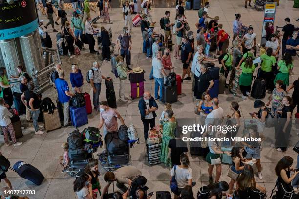 Travelers crowd Terminal 1 departures hall while queueing at Lufthansa-Swiss check-in counters in Humberto Delgado International Airport on July 09,...