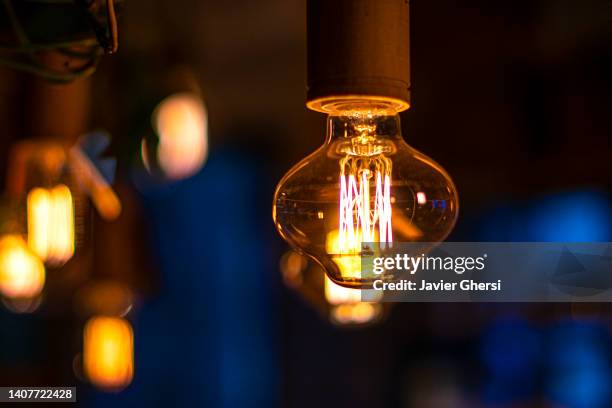 lights: vintage-style led filament bulb lamps - filamento fotografías e imágenes de stock