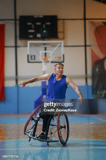 rollstuhlbasketballspieler beim üben - osteuropäischer abstammung stock-fotos und bilder