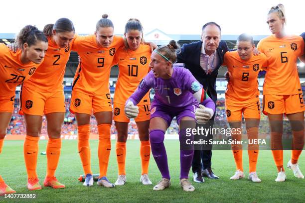 Sari van Veenendaal of The Netherlands gives their team instructions in the huddle prior to the UEFA Women's Euro 2022 group C match between...