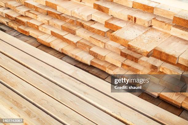 spruce studs a lumberyard - tavola di legno foto e immagini stock