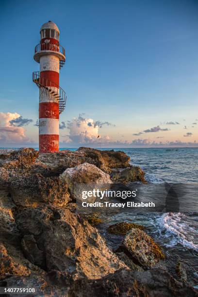 sunrise at the cancun lighthouse - lighthouse reef - fotografias e filmes do acervo