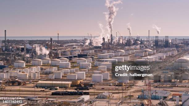 tanques de almacenamiento en la refinería en la marque, tx - planta petroquímica fotografías e imágenes de stock