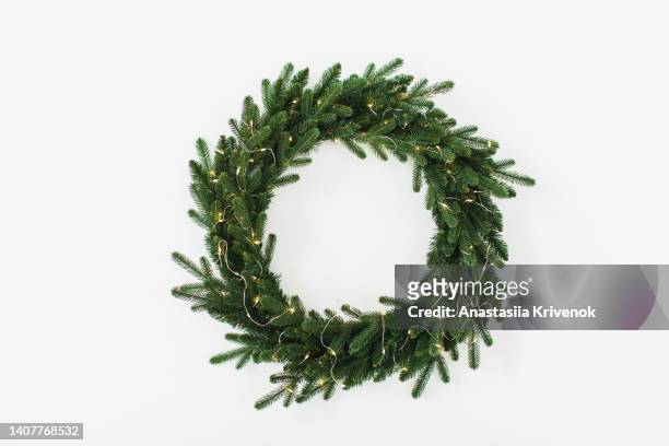 christmas wreath against white background. - corona di fiori composizione foto e immagini stock