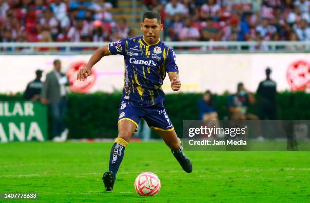 Ricardo Chavez of San Luis controls the ball during the 2nd round match between Chivas and Atletico San Luis as part of the Torneo Apertura 2022 Liga...