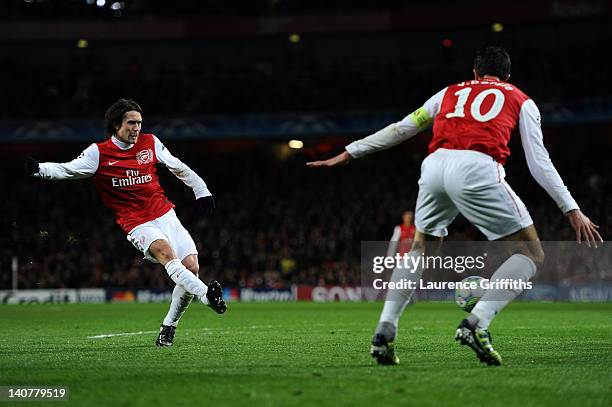 Tomas Rosicky of Arsenal scores their second goal during the UEFA Champions League Round of 16 second leg match between Arsenal and AC Milan at...