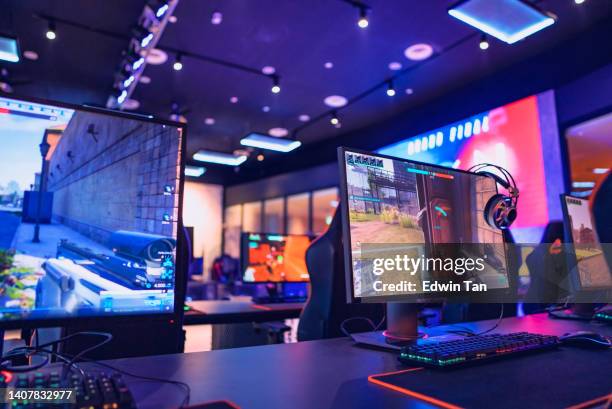 interno illuminato di esports cybercafe con configurazione della competizione di videogiochi - scene di videogiochi foto e immagini stock