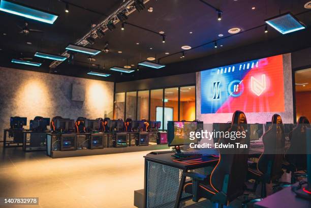 interno illuminato di esports cybercafe con configurazione della competizione di videogiochi - scene di videogiochi foto e immagini stock