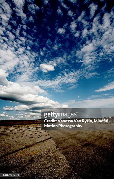 wide angle view of runway - vanessa van ryzin - fotografias e filmes do acervo