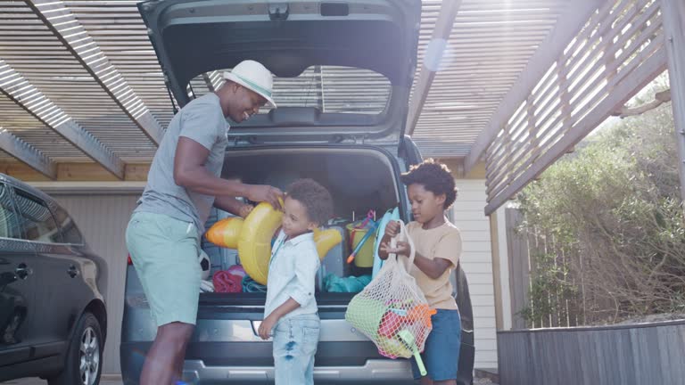 https://media.gettyimages.com/id/1407838129/video/father-and-sons-unpacking-a-car-getting-ready-to-enjoy-beach-holiday-single-parent-giving.jpg?b=1&s=640x640&k=20&c=bMRl6TJMeuNEqWdh6WCAfw5lyIPRdEHnIozFeV_Q8HI=