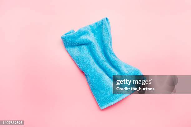 blue cleaning cloth on pink background, house cleaning - vod stockfoto's en -beelden