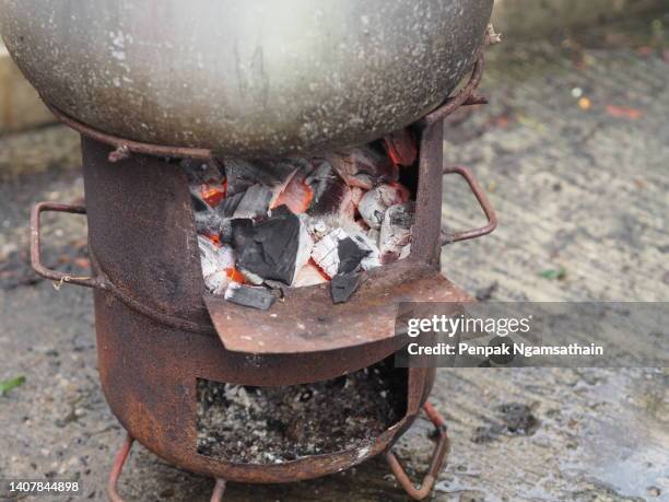 charcoal stove fire is burning - brasero photos et images de collection
