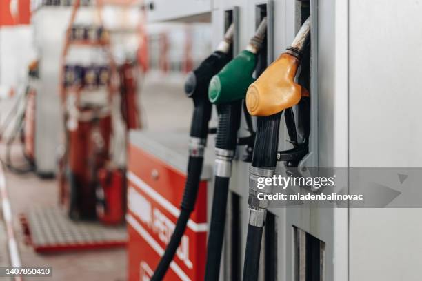 gas station work - combustível fóssil imagens e fotografias de stock