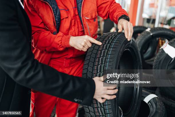 gas station work - autoband stockfoto's en -beelden