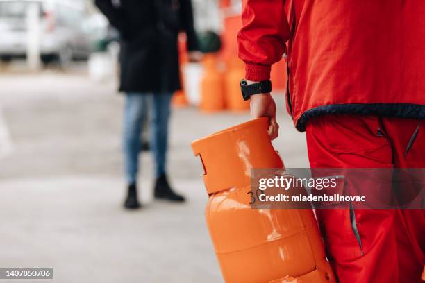 lavori alla stazione di servizio - cylinder foto e immagini stock