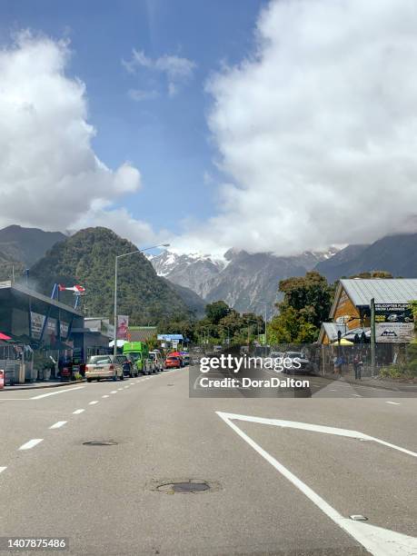 stadtbild der fox-gletscherstadt, südalpen-bergtäler südinsel neuseeland - westland südinsel von neuseeland stock-fotos und bilder