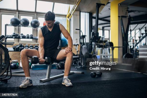 hombre de entrenamiento en gimnasio - handsome bodybuilders fotografías e imágenes de stock