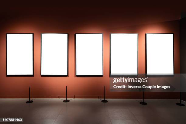 art gallery with empty white color frame - galerie stock-fotos und bilder