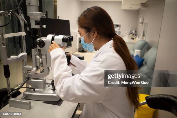 ophthalmologist operating instrument - microchirurgie stockfoto's en -beelden