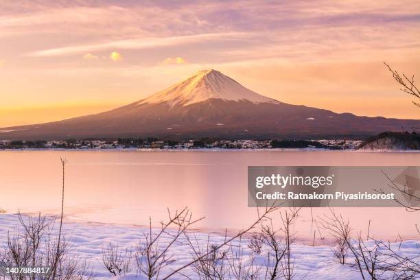 view of mt. fuji from lake yamanaka during sunrise at winter - mt fuji stock-fotos und bilder