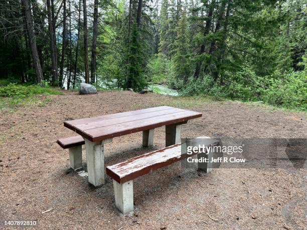 lone picnic table in banff national park - bank müde frühling stock-fotos und bilder