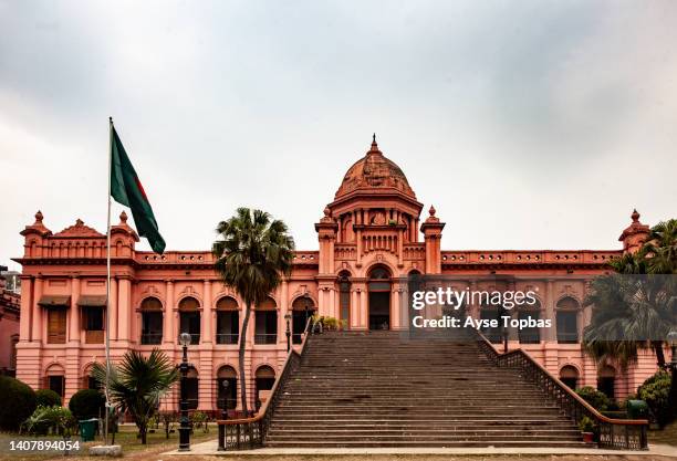 ahsan manzil (the pink palace) in dhaka, bangladesh - dhaka stock-fotos und bilder