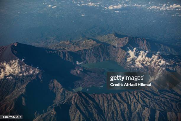 magical creater lake of rinjani - vulkan rinjani stock-fotos und bilder