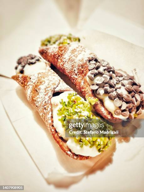 sicilian cannoli - cannoli stock-fotos und bilder