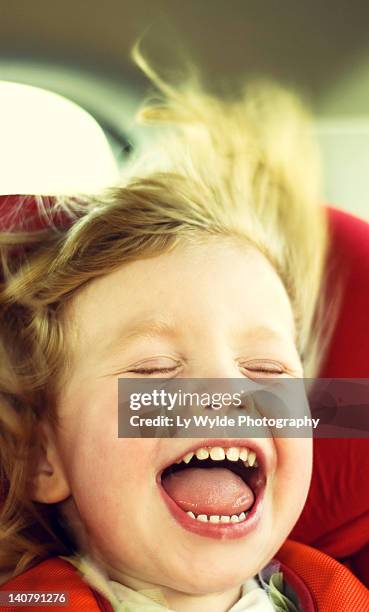 window down - enfant crier photos et images de collection