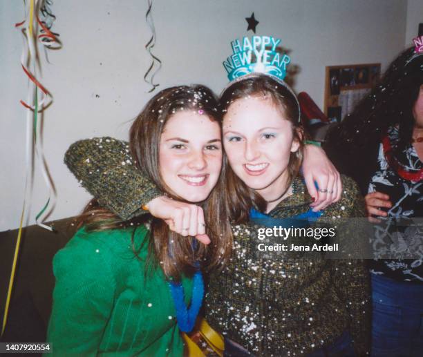 best friends having fun at new years eve party y2k 2000s celebration - 2000s style photos et images de collection